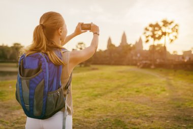 Genç kadın turist alarak resim Angkor Wat, Kamboçya