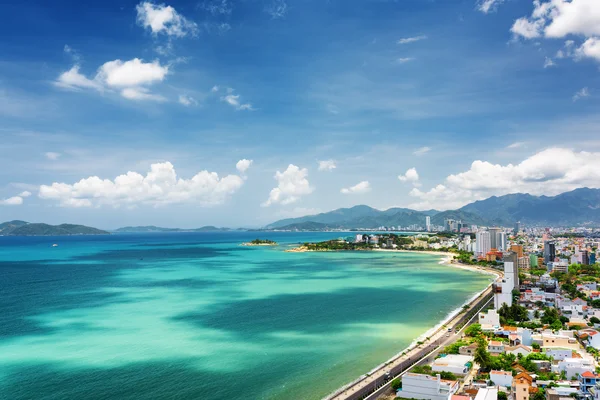 Utsikt över Nha Trang-bukten med vackra färger av vatten i Vietnam — Stockfoto