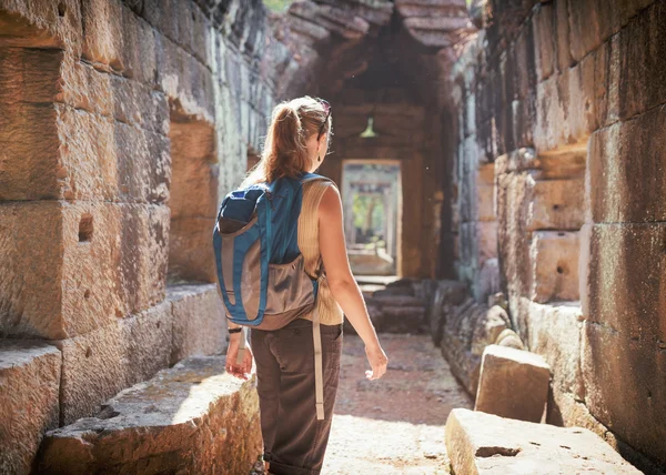 Turista explorando o templo Preah Khan em Angkor, Camboja — Fotografia de Stock