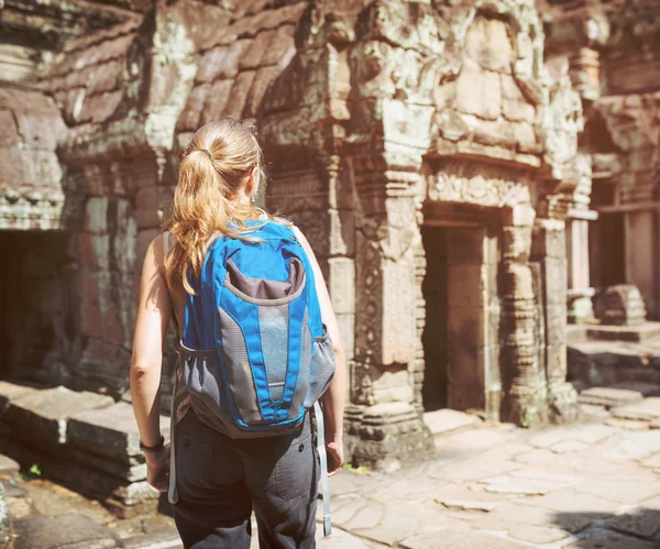 Τουριστικές περπατώντας μέσα στο ναό Preah Χαν στην περιοχή Άνγκορ της Καμπότζης — Φωτογραφία Αρχείου
