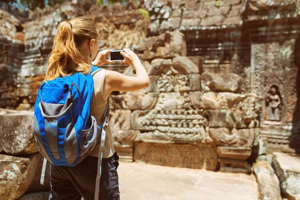 Toeristische nemen foto van bas-reliëfs in de tempel. Angkor, Cambodja — Stockfoto