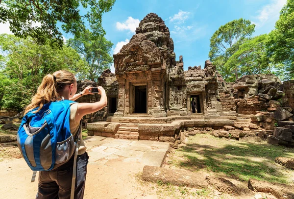 Τουρίστας με smartphone ανάμεσα στα ερείπια της Καμπότζης, Angkor — Φωτογραφία Αρχείου