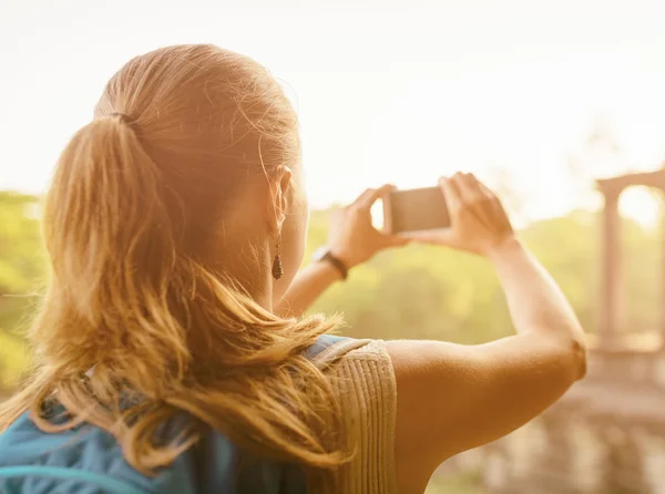 นักท่องเที่ยวหญิงถ่ายรูปที่อังกอร์วัดในกัมพูชา — ภาพถ่ายสต็อก