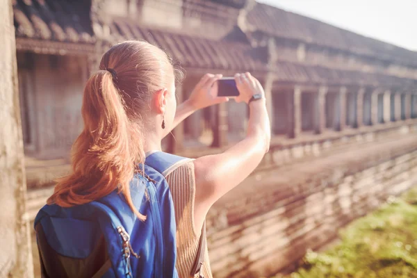 Turista tirando fotos no templo Angkor Wat, Camboja — Fotografia de Stock