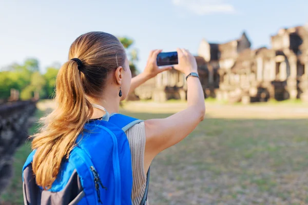 Tourist taking picture of the Angkor Wat temple, Cambodia — Stock Photo, Image