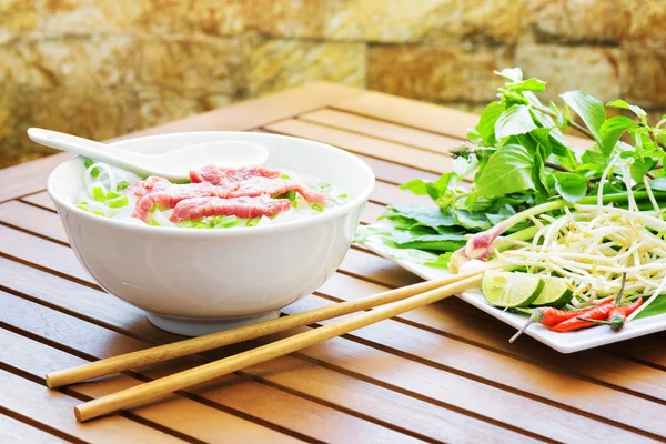 De Pho Bo is een rundvlees noodlesoep. Straatvoedsel van Vietnam — Stockfoto
