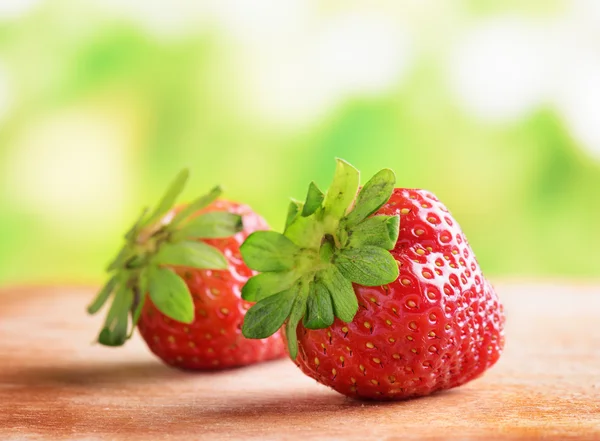 在木板上新鲜成熟的红草莓 — 图库照片