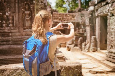 Turist ile smartphone tapınağın içinde. Angkor, Kamboçya