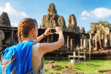 Bayon, Kamboçya resim çekmek smartphone ile kadın turist