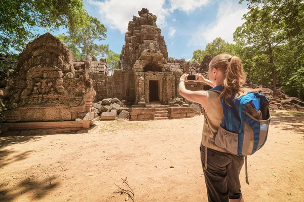 Toeristische fotograferen gopura en bas-reliëf in Angkor, Cambodja — Stockfoto