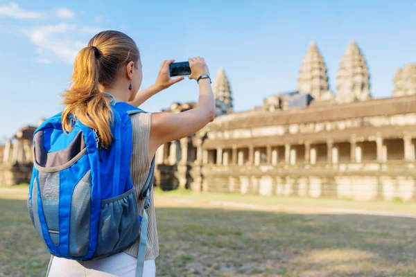 Turista tomando fotos del complejo Angkor Wat en Camboya — Foto de Stock