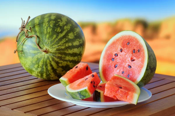 Modne vandmelon på et træbord - Stock-foto