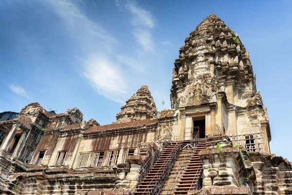 Escadas que levam à Montanha do Templo de Angkor Wat, Camboja — Fotografia de Stock