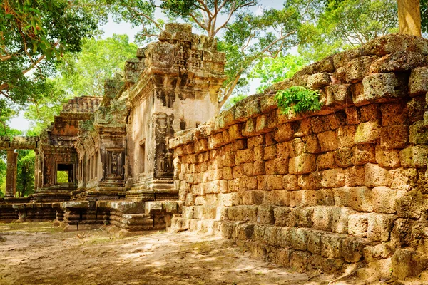 Vista lateral de Ta Kou Entrada en Angkor Wat. Siem Reap, Camboya — Foto de Stock