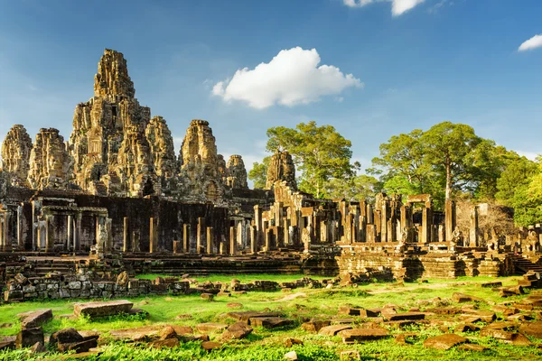 Rostros gigantes de piedra del templo de Bayon en Angkor Thom, Camboya — Foto de Stock