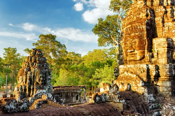 Riesige Steinwand des Bajontempels in Angkor Thom, Kambodscha — Stockfoto