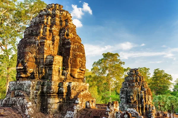 Anciennes tours du temple Bayon au Cambodge à Angkor Thom. — Photo