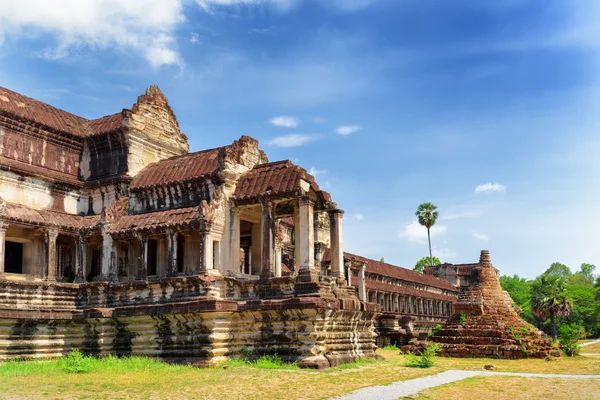 Corredor exterior e Stupa budista em Angkor Wat, Camboja — Fotografia de Stock