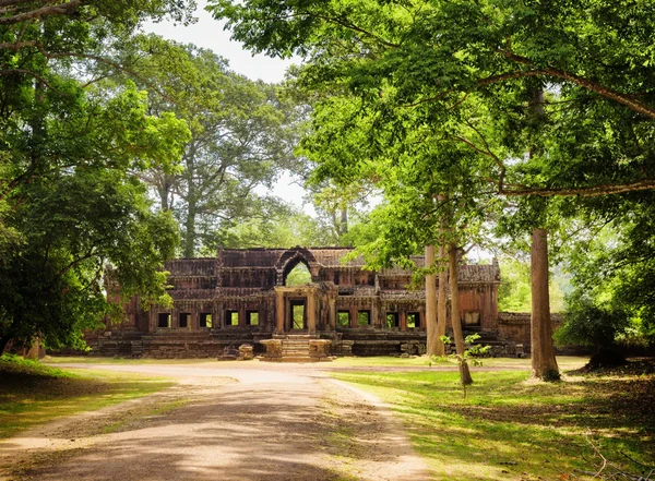 Estrada na floresta tropical e Ta Kou Entrada em Angkor Wat, Camboja — Fotografia de Stock