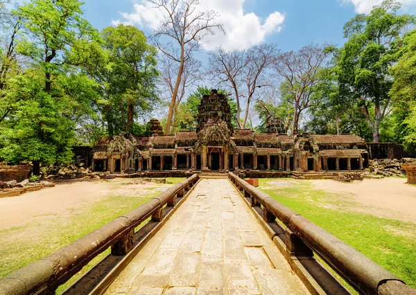 Entrance to ancient Ta Prohm temple in Angkor, Cambodia — Stockfoto