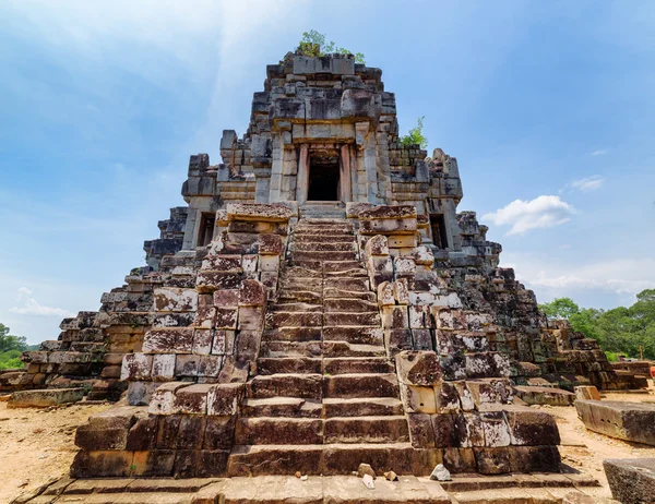 Stairs leading to top of temple-mountain of Ta Keo, Angkor — Φωτογραφία Αρχείου