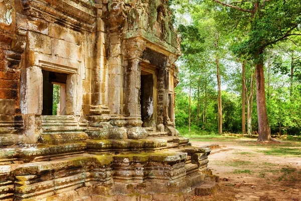 Дверь с вырезанием храма Томманон в Ангкоре, Камбоджа — стоковое фото