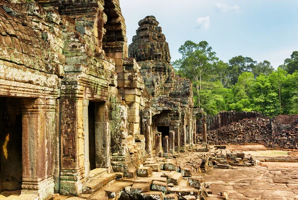 Rätselhafte Ruinen des antiken Bajontempels, Angkor Thom, Kambodscha — Stockfoto