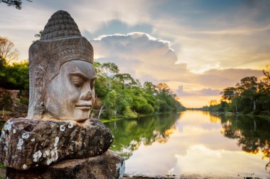 Taş Asura ve günbatımı hendek yüz. Angkor Thom, Cambodia
