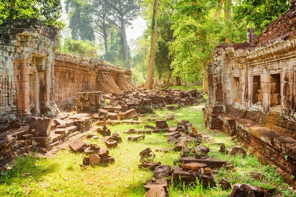 Ruins of ancient Preah Khan temple in Angkor in morning sun — Φωτογραφία Αρχείου