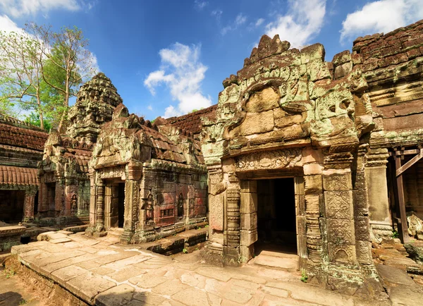 Antichi edifici muschiati con intaglio del tempio di Preah Khan — Foto Stock