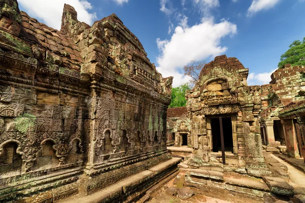 Mur avec bas-relief de l'ancien temple Preah Khan à Angkor — Photo