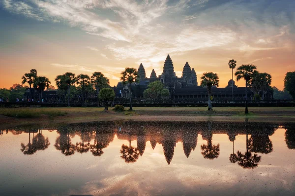 Angkor Wat tükröződik a tó hajnalban. Siem Reap, Kambodzsa — Stock Fotó