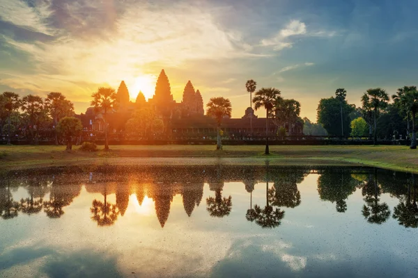 Titokzatos tornyok ősi Angkor Wat, hajnalban, Kambodzsa — Stock Fotó