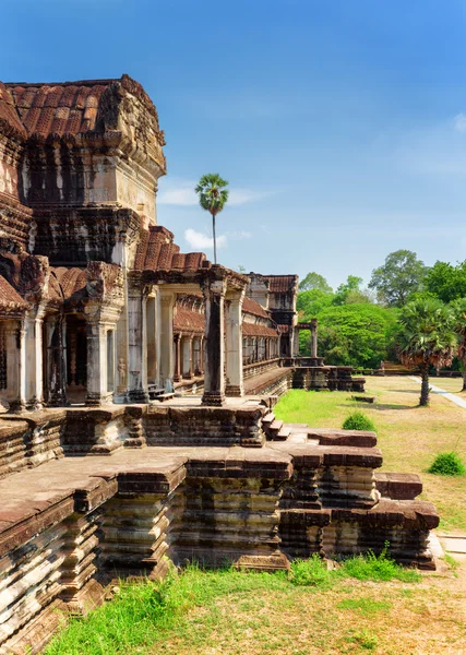 Outer hallway with columns of Angkor Wat in Siem Reap, Cambodia — Φωτογραφία Αρχείου