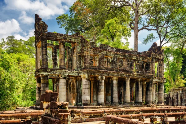 Ruins of ancient building with columns in Preah Khan temple — ストック写真