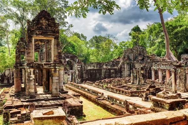 Rätselhafte Ruinen des antiken Preah-Khan-Tempels in Angkor, Kambodscha — Stockfoto