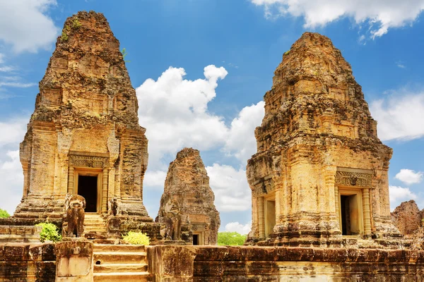 Torres del antiguo templo de Mebon Oriental, Angkor, Siem Reap, Camboya — Foto de Stock