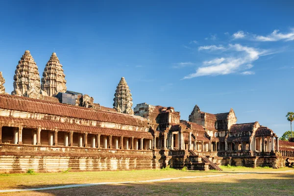 Fachada oriental do complexo antigo do templo Angkor Wat, Camboja — Fotografia de Stock