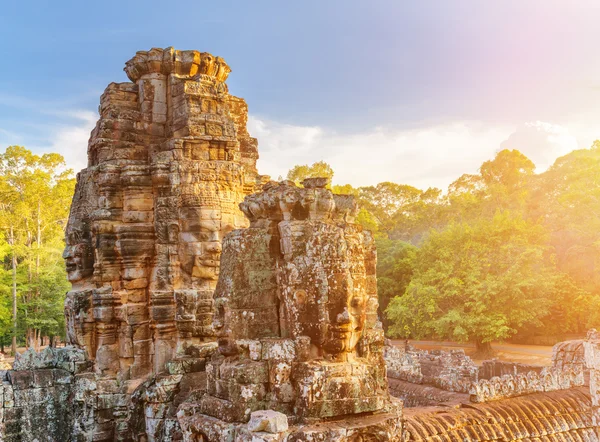 Rätselhafte Türme des Bajontempels in Angkor Thom, Kambodscha — Stockfoto