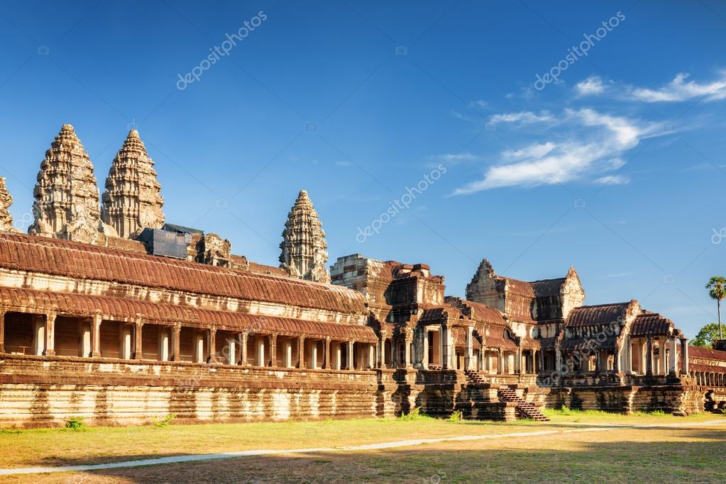 East facade of ancient temple complex Angkor Wat, Cambodia — Stock Photo © efired #79235076