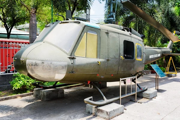 Helicóptero Bell UH-1 Iroquois in War Remnants Museum, Vietnam — Foto de Stock