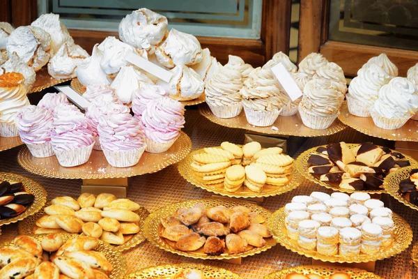 Meringues in shop window of confectionery, Barcelona, Spain — Stock Photo, Image