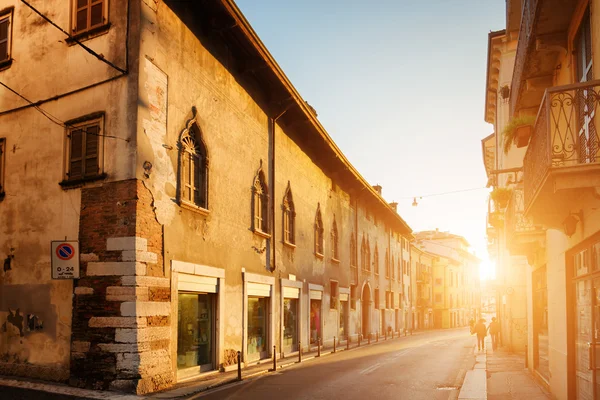 Pemandangan jalan tua di pusat bersejarah Verona (Italia) saat fajar — Stok Foto