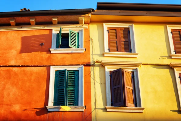 Colorful facades of old houses in Verona (Italy) in morning sun — 스톡 사진