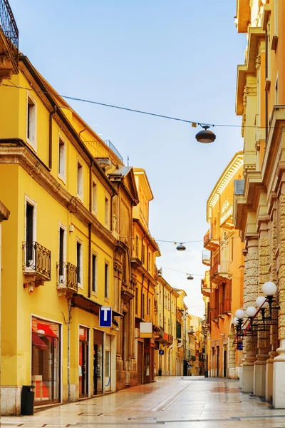 Старая улица в историческом центре Вероны, Италия — стоковое фото