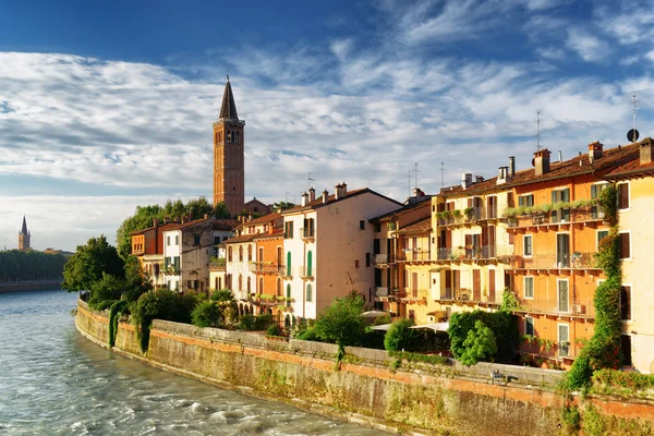 Fachadas de casas à beira-mar do Rio Adige em Verona — Fotografia de Stock