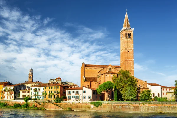View of the Santa Anastasia church from the Adige River. Verona — Stock Fotó