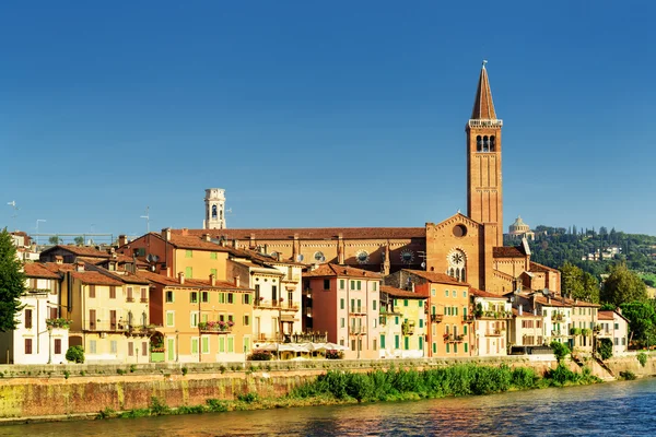 Iglesia de Santa Anastasia sobre fondo azul del cielo en Verona, Italia — Foto de Stock