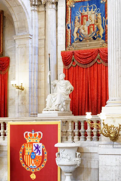 The coat of arms of the King of Spain and a sculpture in the int — Stock Photo, Image