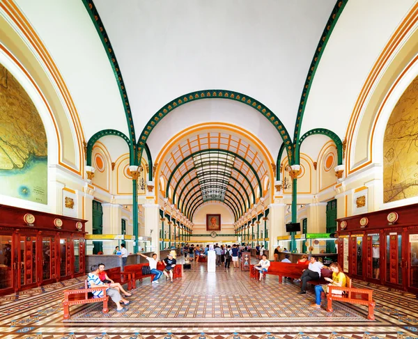 Ho Chi Minh, Vietnam - 7 maj 2015: Interiör av Saigon Central Post Office. Stålkonstruktion i gotiska byggnad ritades av Gustave Eiffel. Ho Chi Minh är ett populärt turistmål i Asien. — Stockfoto